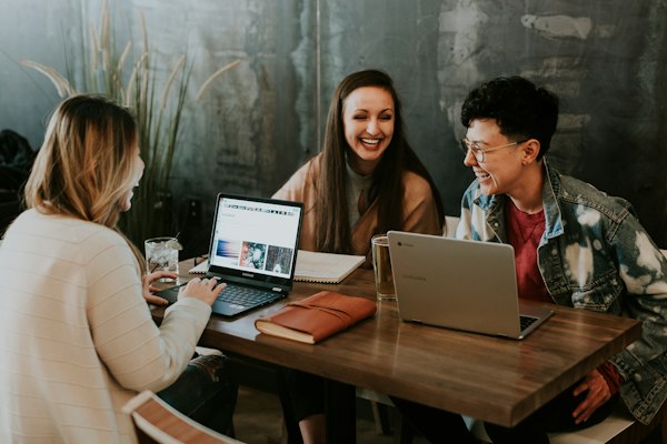 Profissionais em networking e trabalho colaborativo